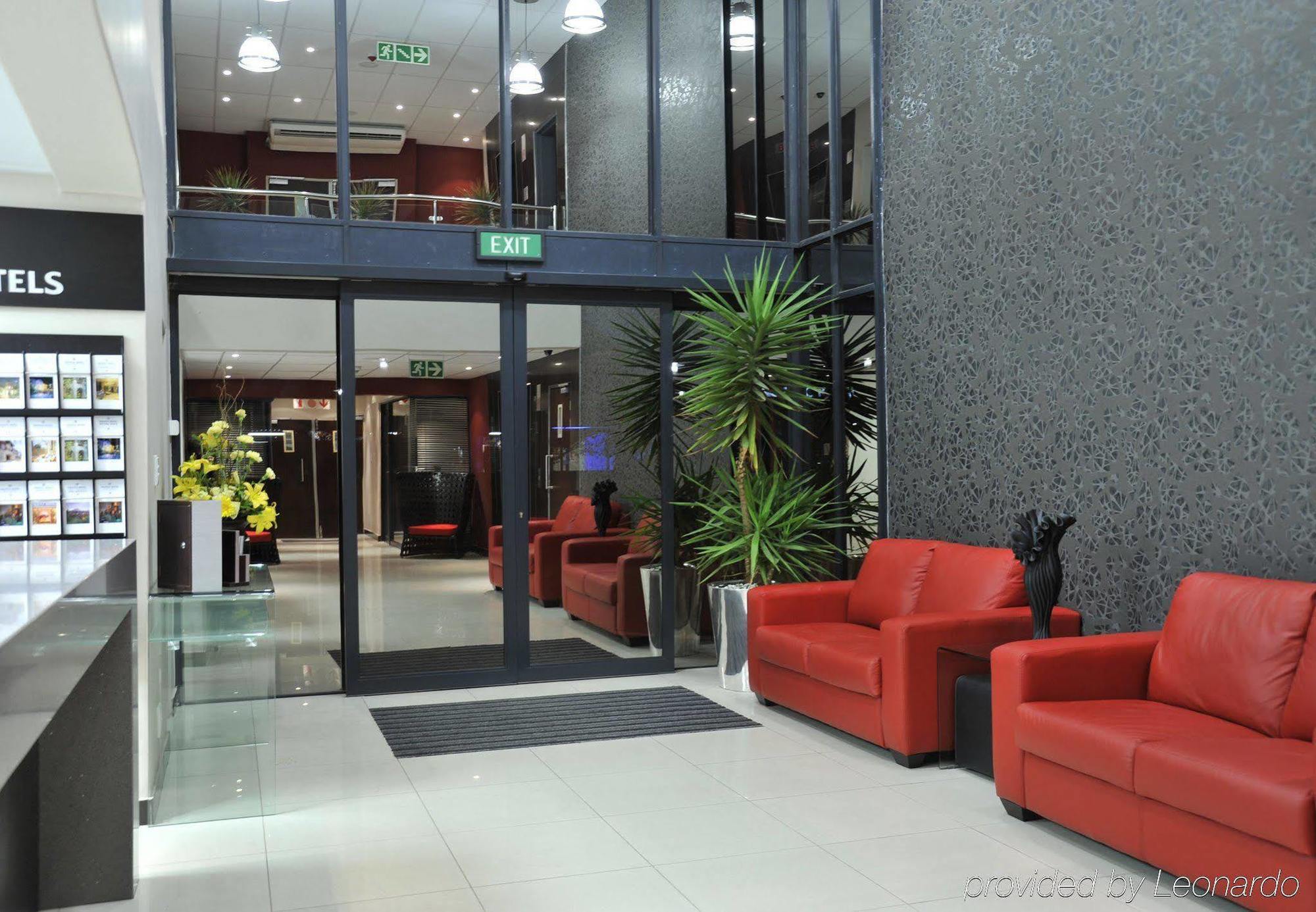 Protea Hotel By Marriott Pretoria Hatfield Extérieur photo