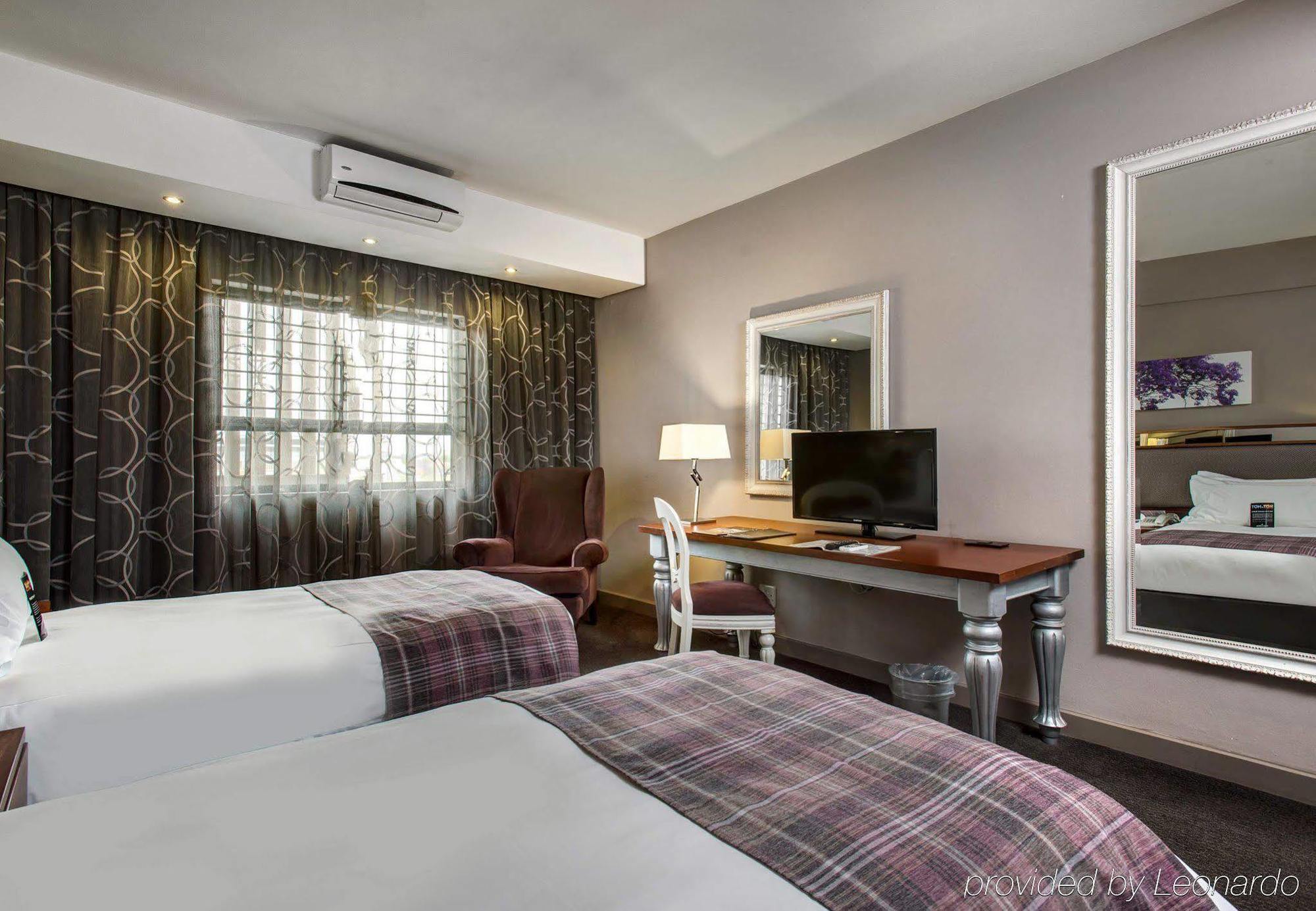 Protea Hotel By Marriott Pretoria Hatfield Extérieur photo