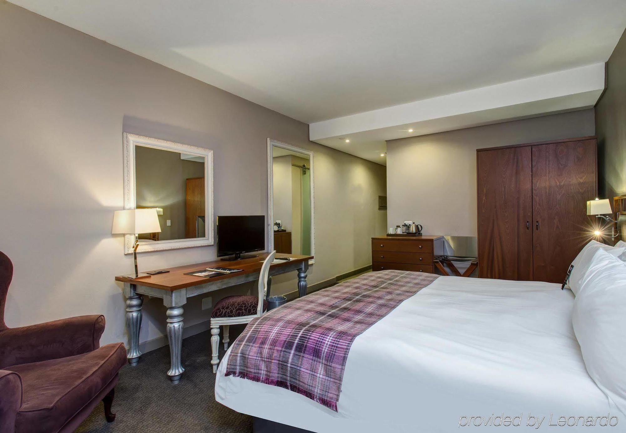Protea Hotel By Marriott Pretoria Hatfield Extérieur photo
