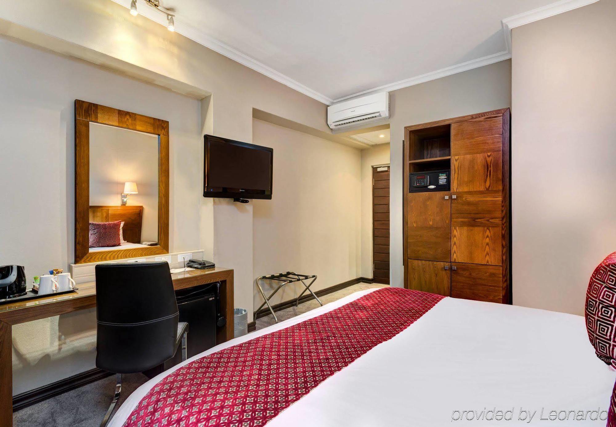 Protea Hotel By Marriott Pretoria Hatfield Extérieur photo