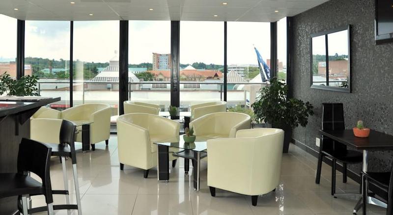 Protea Hotel By Marriott Pretoria Hatfield Extérieur photo
